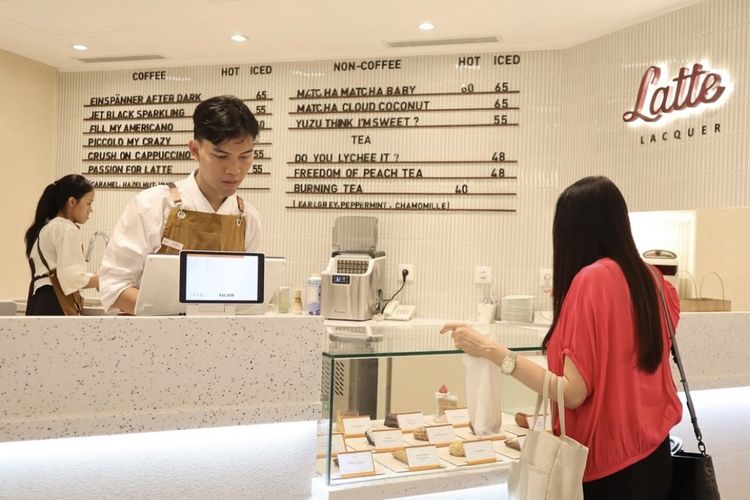 Penampilan store OPI Indonesia di Plaza Indonesia dengan Korean Cafe bernama Latte Lacquer, yang mengusung konsep sip, shine, dan self care di Plaza Indonesia, Rabu (22/10/2025).