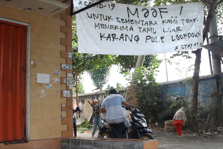 Inilah Lock Down ala kampung di Lingkungan Karang Pulel, Kota Mataram yang dipercaya bisa mengantisipasi penyebaran virus Corona Covid-19 di NTB. Angka positif corona di NTB mencapai 4 orang.