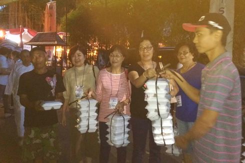 Umat Buddha Bagi-bagi Takjil usai Ritual Waisak di Candi Mendut