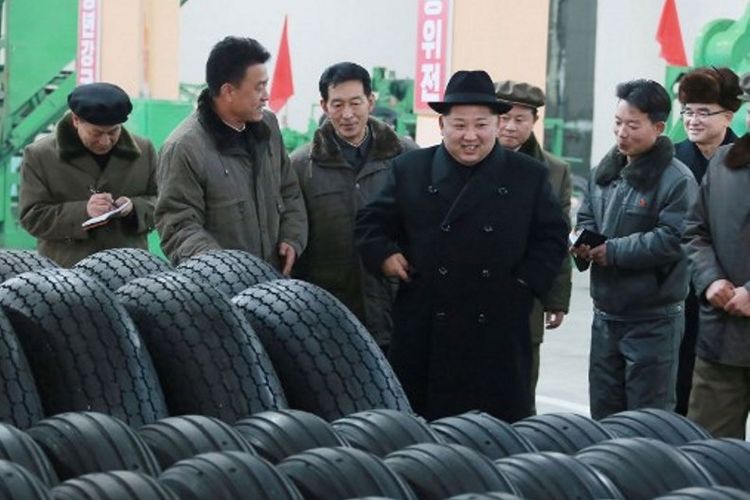 Sebuah foto tanpa tanggal yang dirilis KCNA pada 3 Desember 2017 memperlihatkan pemimpin Korea Utara, Kim jong Un, mengunjungi pabrik produksi ban.