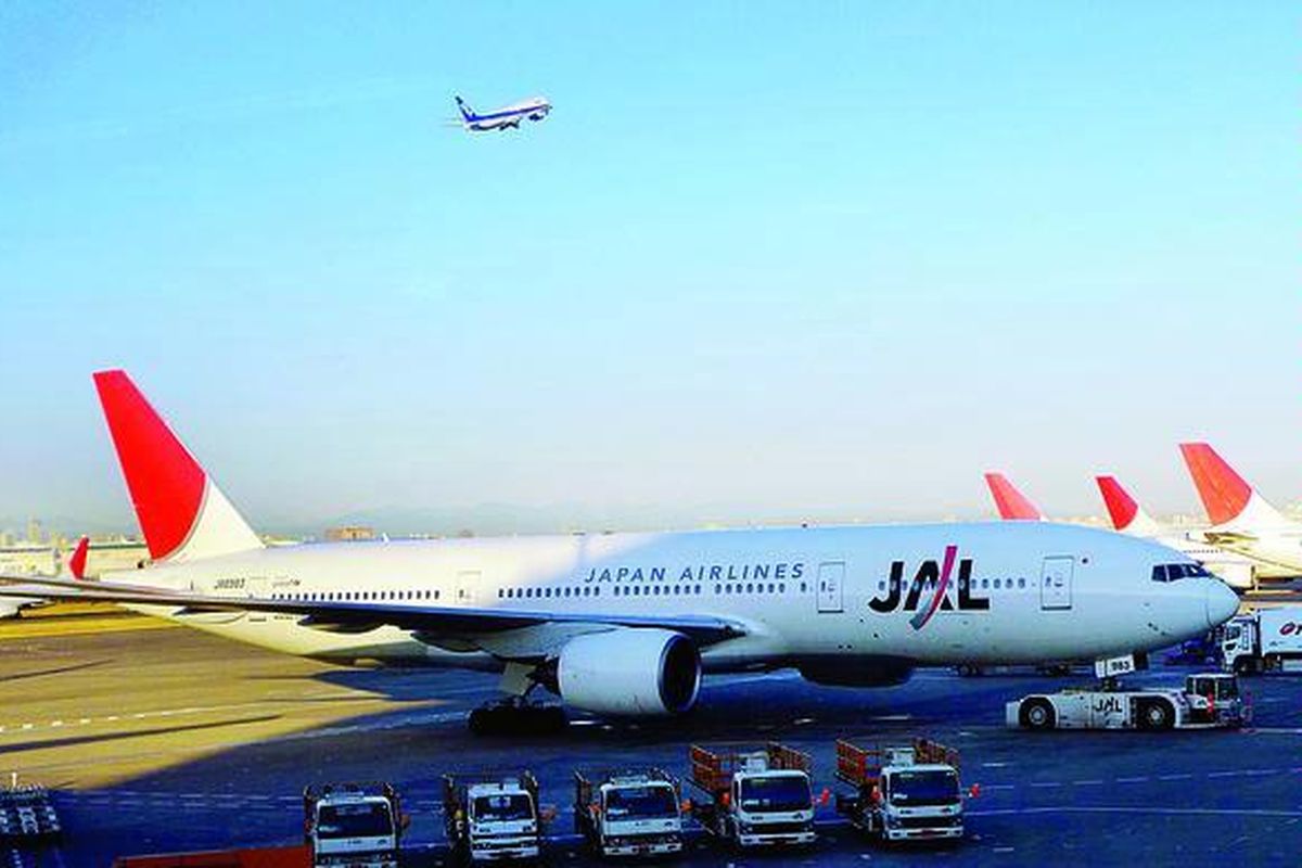 Armada Japan Airlines (JAL) terlihat di Bandara Haneda, Tokyo, 15 Januari 2010. Kocek pemerintah yang menipis tidak lagi mampu menopang bolong keuangan maskapai yang pernah menjadi simbol kebangkitan ekonomi Negara Matahari Terbit itu.