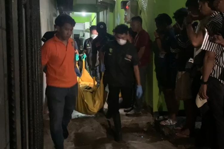 Polisi melakukan evakuasi terhadap jasad dua pasangan kekasih yang ditemukan sudah dalam keadaan membusuk di dalam kamar indekosnya, di Jalan Muh Tahir Lorong 7, Kecamatan Tamalate, Kota Makassar, Sulsel, Rabu (15/11/2023) malam.