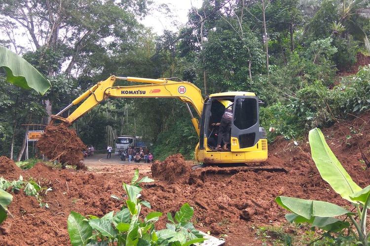 Alat berat menyingkirkan material tanah longsor yang menimbun jalur penghubung Ciamis-Cirebon di Dusun Hayawang Desa Winduraja Kecamatan Kawali, Kamis (18/2/3/2021).