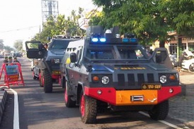 Dua kendaraan rantis Brimob Polda DIY disiagakan di sisi selatan Pengadilan Militer II-11 Yogyakarta, Kamis (20/6/2013) pagi.

