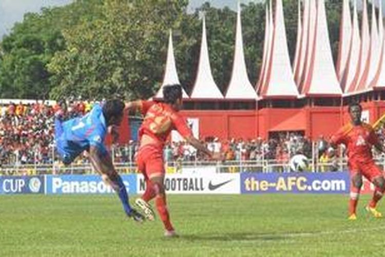 Tukang gedor Semen Padang, Nico Malau dan Edward Wilson Junior (kostum merah) Rabu (1/5/2013) melakukan penetrasi di antara para pemain belakang Churchill Brothers dalam lanjutan laga Piala AFC 2013. Pada pertandingan di Stadion Haji Agus Salim, Kota Padang, Sumatera Barat itu Semen Padang unggul 3-1 (1-0) atas Churchill Brothers.

