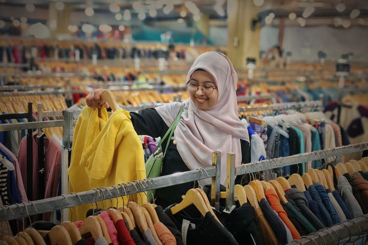 Potret salah seorang pengunjung sedang memilah baju di kios baju bekas, mal Blok M Square, Jakarta Selatan, Senin (30/6/2025). 