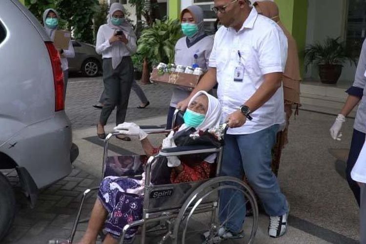 Nenek Kamtin, pasien positif berusia 105 tahun yang dinyatakan sembuh dari Covid-19 setelah mendapatkan perawatan selama 30 hari di RS PHC Surabaya.