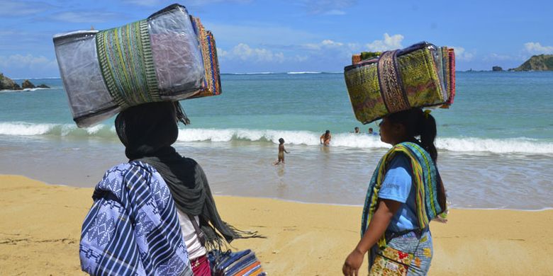 Pedagang oleh-oleh khas Lombok di Pantai Kuta. Kawasan Ekonomi Khusus (KEK) Mandalika mulai menancapkan diri sebagai salah satu destinasi wisata yang wajib dikunjungi pelancong saat bertandang ke Pulau Lombok, di Nusa Tenggara Barat.