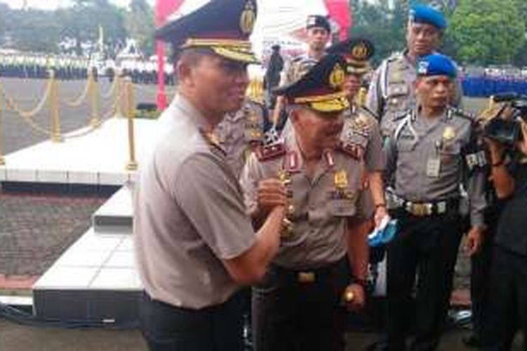 Irjen Pol Moechgiyarto dan Irjen Pol Jodie Rooseto salam komando di lapangan Markas Polda Jawa Barat, Jalan Soekarno-Hatta, Kota Bandung, Selasa (22/3/2016). Jodie menjadi Kapolda Jabar menggantikan Moechgiyarto yang diangkat menjadi Kapolda Metro Jaya. 