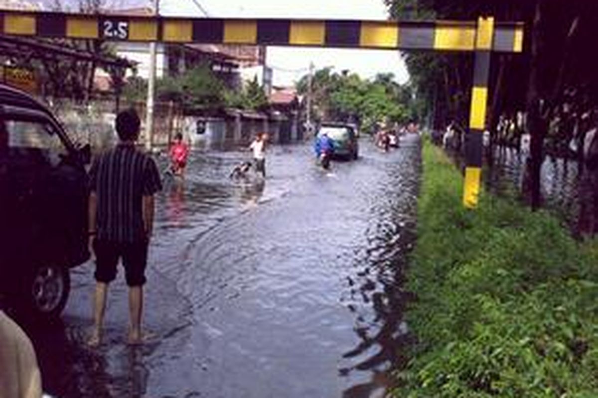 Banjir menghadang jalur jalan di kawasan Kelapa Gading, Jakarta Utara, Senin (19/1).