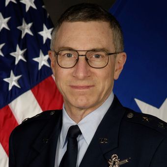 William Neil McCasland, purnawirawan Jenderal Angkatan Udara AS. Dia dilaporkan hilang pada akhir Februari setelah sempat memimpin program rahasia di Pangkalan Angkatan Udara Wright-Patterson.