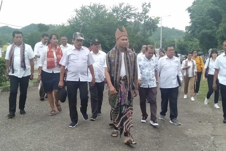 Gubernur Nusa Tenggara Timur (NTT), Viktor Bungtilu Laiskodat, yang mengenakan busana daerah, saat berkunjung ke Kabupaten Timor Tengah Utara (TTU), Rabu (12/2/2020) 