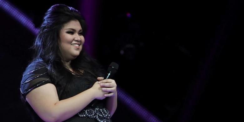 Finalis lima besar X Factor Indonesia, Shena Malsiana saat tampil pada babak Gala Show (babak eliminasi) ke-10 X Factor Indonesia yang digelar di Studio 8 RCTI, Kebon Jeruk, Jakarta Barat, Jumat (26/4/2013) malam. Pada tahap live show yang kesepuluh tersebut, Shena akhirnya harus tersingkir karena kurangnya dukungan SMS. (Tribun Jakarta/Jeprima)