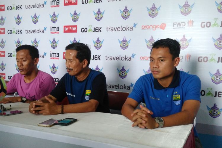 Pelatih Persib Bandung Djadjang Nurdjaman (tengah), bersama Dedi Kusnandar (kanan) dalam sesi jumpa pers.