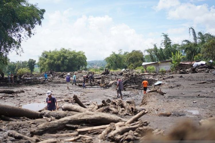 Penampakan usai musibah banjir lahar dingin yang menimpa daerah Kabupaten Tanah Datar, Sumatera Barat 