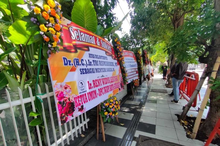 Sejumlah karangan bunga mulai membanjiri Rumah Dinas Wali Kota Surabaya di Jalan Sedap Malam usai Tri Rismaharini resmi dilantik sebagai Menteri Sosial di Istana Negara, Jakarta, Rabu (23/12/2020).