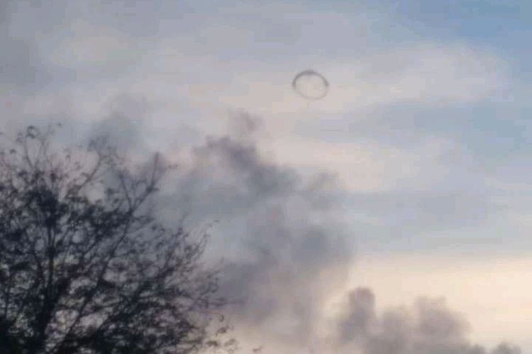 Foto : Sebuah foto yang menunjukkan awan berbentuk cincin, tepat di atas  puncak gunung api Ile Lewotolok, Kabupaten Lembata, NTT, viral di media sosial, sejak Kamis (21/10/2021) pagi.