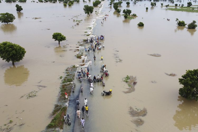 Banjir Nigeria mengakibatkan orang-orang harus mengungsi setelah diguyur hujan lebat di Hadeja, 19 September 2022. Nigeria sedang dilanda banjir terburuk dalam sedekade terakhir.