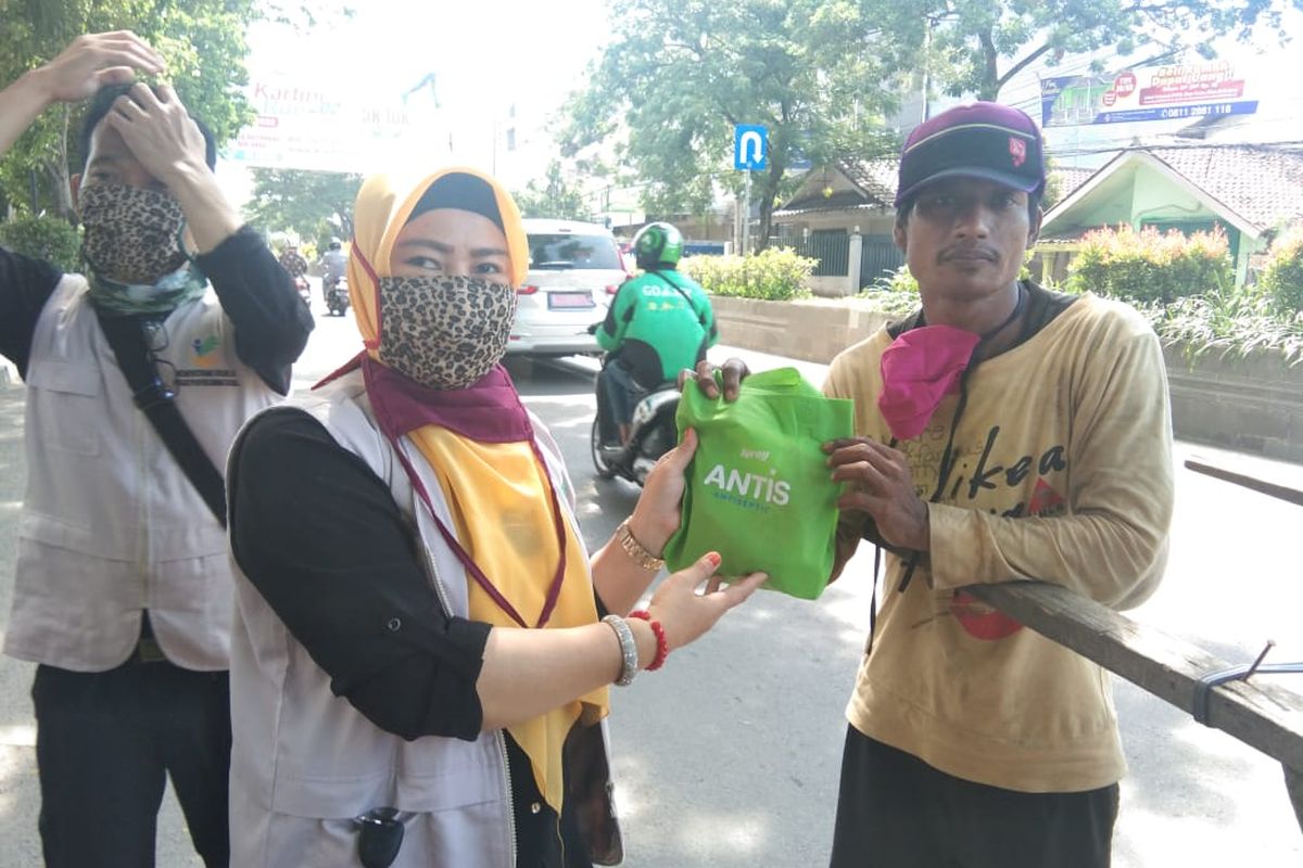 Penyuluh Sosial Masyarakat (Pensosmas) Banten menyalurkan 500 paket bingkisan kepada masyarakat rentan Covid-19 di jalan Sudirman dan Kawasan Karang Hantu Kasemen, Banten, Jumat(17/04/20).
