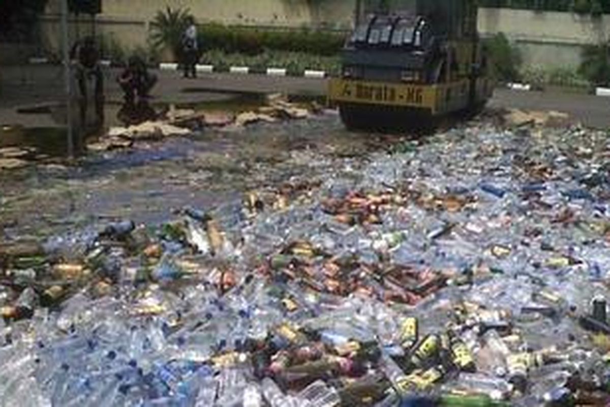 Ribuan miras dan petasan dimusnahkan di halaman kantor Wali Kota Jakarta Utara. Pemusnahan itu merupakan hasil dari operasi yang dilakukan Polres Metro Jakarta Utara, Selasa (14/8/2012). 