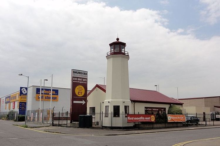 Mercusuar di Feltham, London, ini terletak jauh dari bibir pantai.