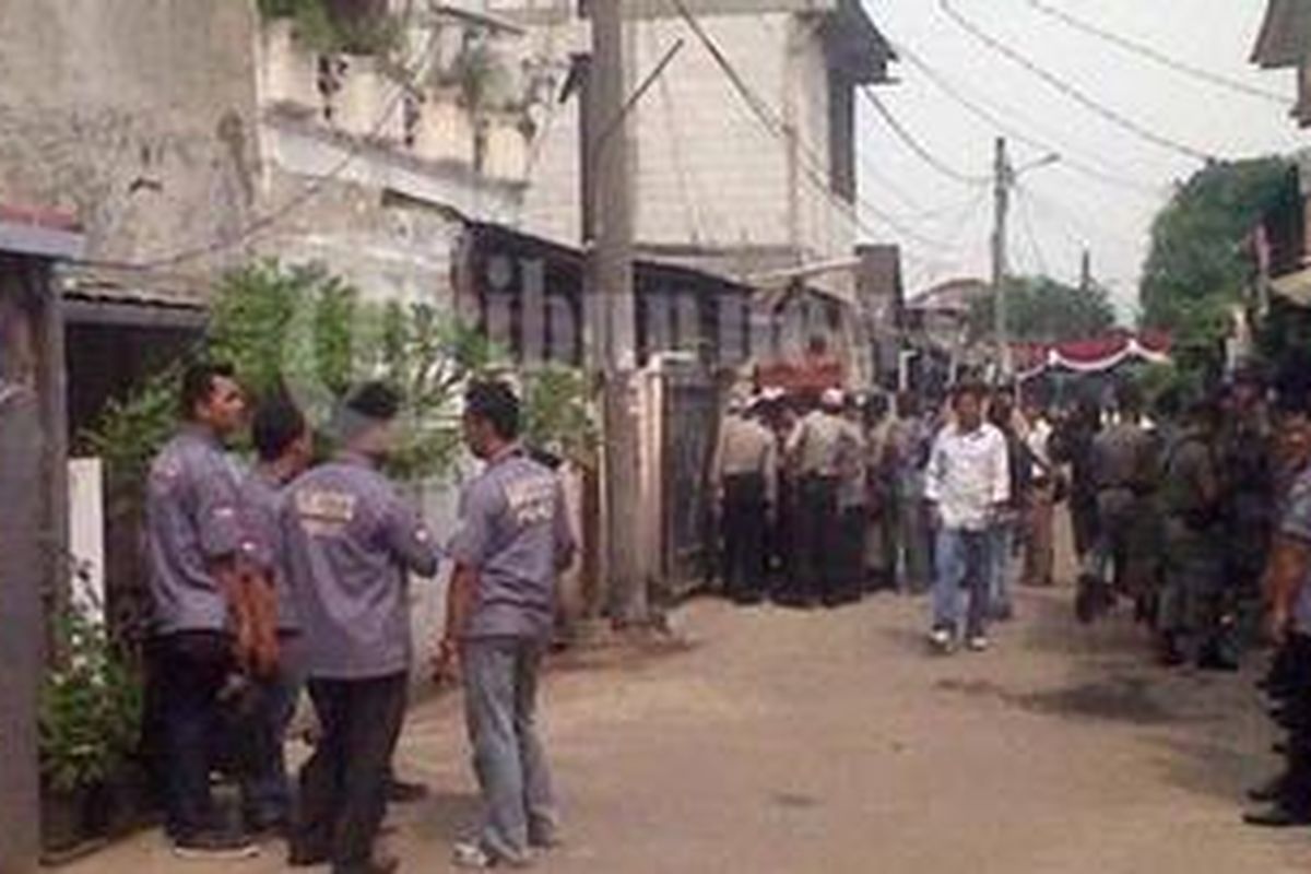 Ratusan petugas gabungan dari Mabes Polri, Polda Metro Jaya, Polres Jakarta Barat, dan Polsek Cengkareng, menggelar razia narkoba besar-besaran di kawasan kampung Ambon, komplek perumahan Permata, Kedaung Kali Angke, Cengkareng, Jakbar, Kamis (8/12/2011). Petugas juga mendapati berbagai jenis narkoba senilai lebih dari Rp 11 miliar, 5 pucuk senjata api, belasan senjata api, dan uang tunai Rp 218 juta, dari 33 rumah yang ada di komplek perumahan Permata yang lebih dikenal dengan Kampung Ambon tersebut.