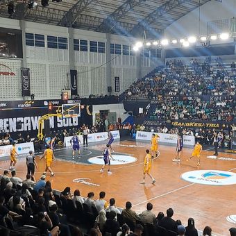 Kompetisi Basketball League (IBL) 2026, Kesatria Bengawan Solo (KBS) vs RANS Simba Bogor, di GOR Sritex, Kota Solo, Jawa Tengah, Sabtu (10/1/2026)