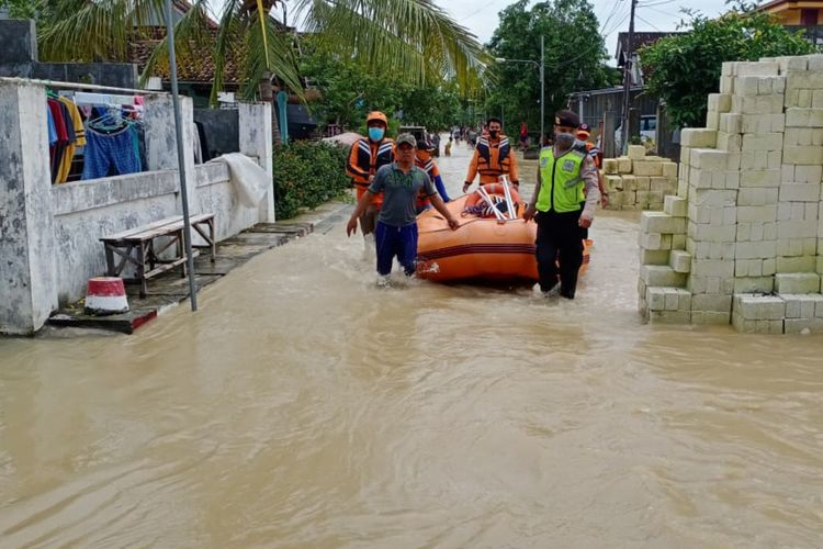 Banjir akibat luapan anak Kali Lamong kembali merendam beberapa desa di Kecamatan Benjeng dan Balongpanggang, Gresik.