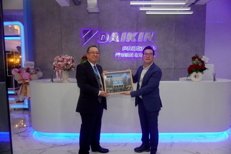 PT Daikin Airconditioning Indonesia (DAIKIN) bermitra dengan PT Sthira Nusantara menghadirkan DAIKIN Proshop Showroom Sthira Nusantara yang berlokasi di kawasan Mangga Dua Selatan, Jakarta. 