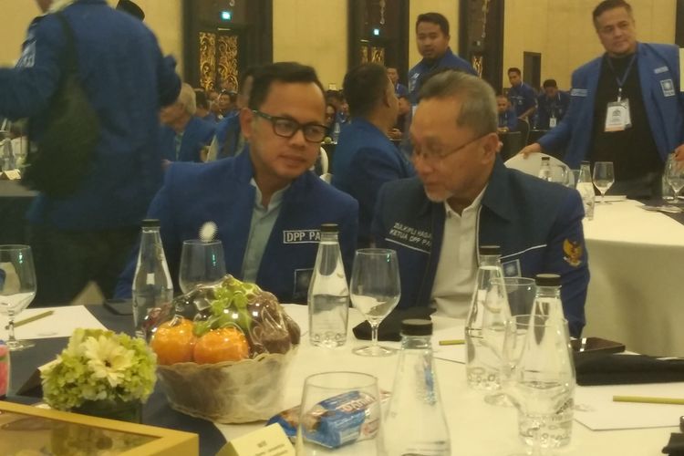 Politisi PAN Bima Arya dan Ketum PAN Zulkifli Hasan pada acara Rakerwil PAN Jabar di Trans Luxury Hotel, Kota Bandung, Sabtu (15/6/2024).