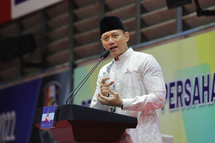 Ketua Umum Partai Demokrat Agus Harimurti Yudhoyono berpidato di depan 80 purnawirawan TNI-Polri yang mendukungnya sebagai cawapres Anies Baswedan. Pertemuan berlangsung di Cikeas, Bogor, Jawa Barat, Sabtu (1/4/2023). 