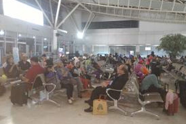 Penumpang menumpuk di Bandara Lombok, Sabtu (19/12/2015) karena keterlambatan jadwal penerbangan. 