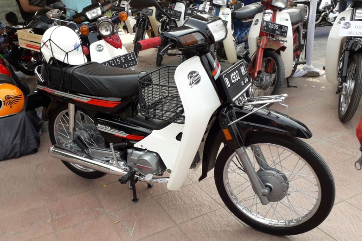 Salah satu sepeda motor Honda Astrea Grand milik anggota CDuck Astrea saat gelaran Otobursa Tumplek Blek 2018 di Kemayoran, Jakarta, Sabtu (21/7/2018).