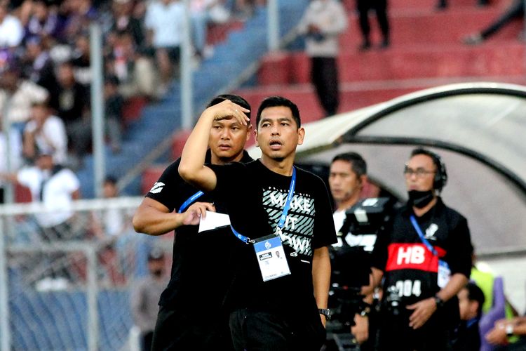 Salah satu tim pelatih Persik Kediri Jan Saragih saat pertandingan pekan 4 Liga 1 2022-2023 melawan Borneo FC yang berakhir dengan skor 1-2 di Stadion Brawijaya Kediri, Jumat (12/8/2022) sore.