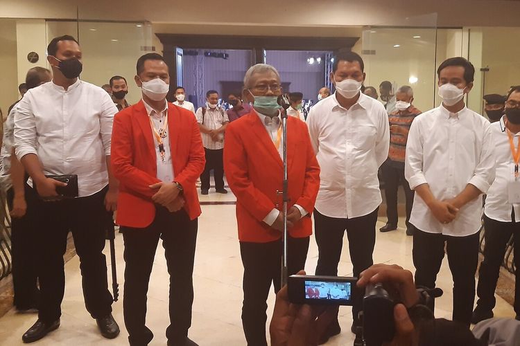 Pasangan calon Wali Kota dan Wakil Wali Kota Solo Gibran Rakabuming Raka-Teguh Prakosa memberikan keterangan pers kepada wartawan seusai debat pertama di Hotel Sunan Solo, Jawa Tengah, Jumat (6/11/2020) malam.