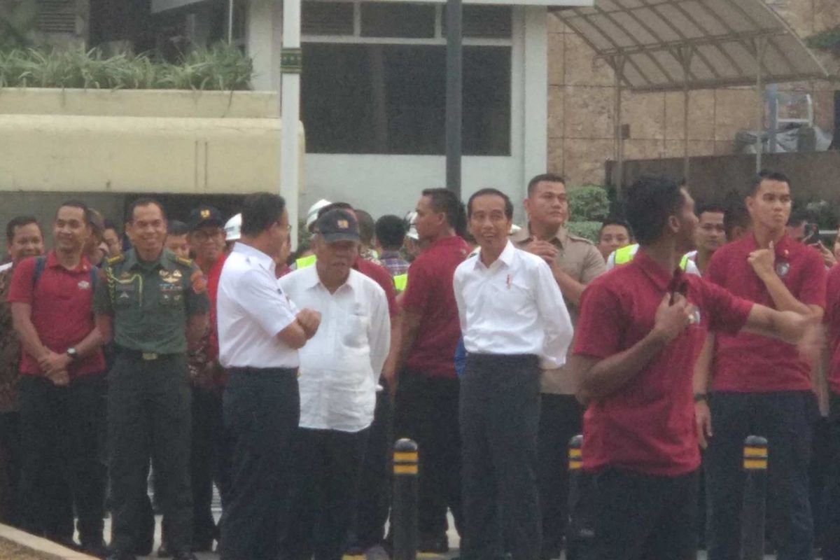 Presiden Joko Widodo, Menteri PUPR Basuki Hadimuljono, dan Gubernur Anies Baswedan menyeberang di pelican crossing Bundaran HI, Kamis (2/8/2018).