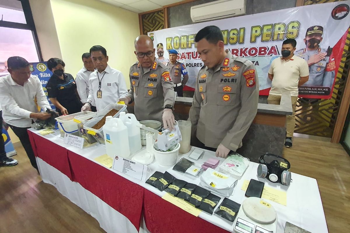 Kapolres Metro Bekasi Kota Kombes Hengki (tengah) saat rilis pers terkait penangkapan satu tersangka berinisial MR (23) yang memproduksi narkoba tembakau sintetis di Mapolres Bekasi Kota, Senin (27/2/2023).
