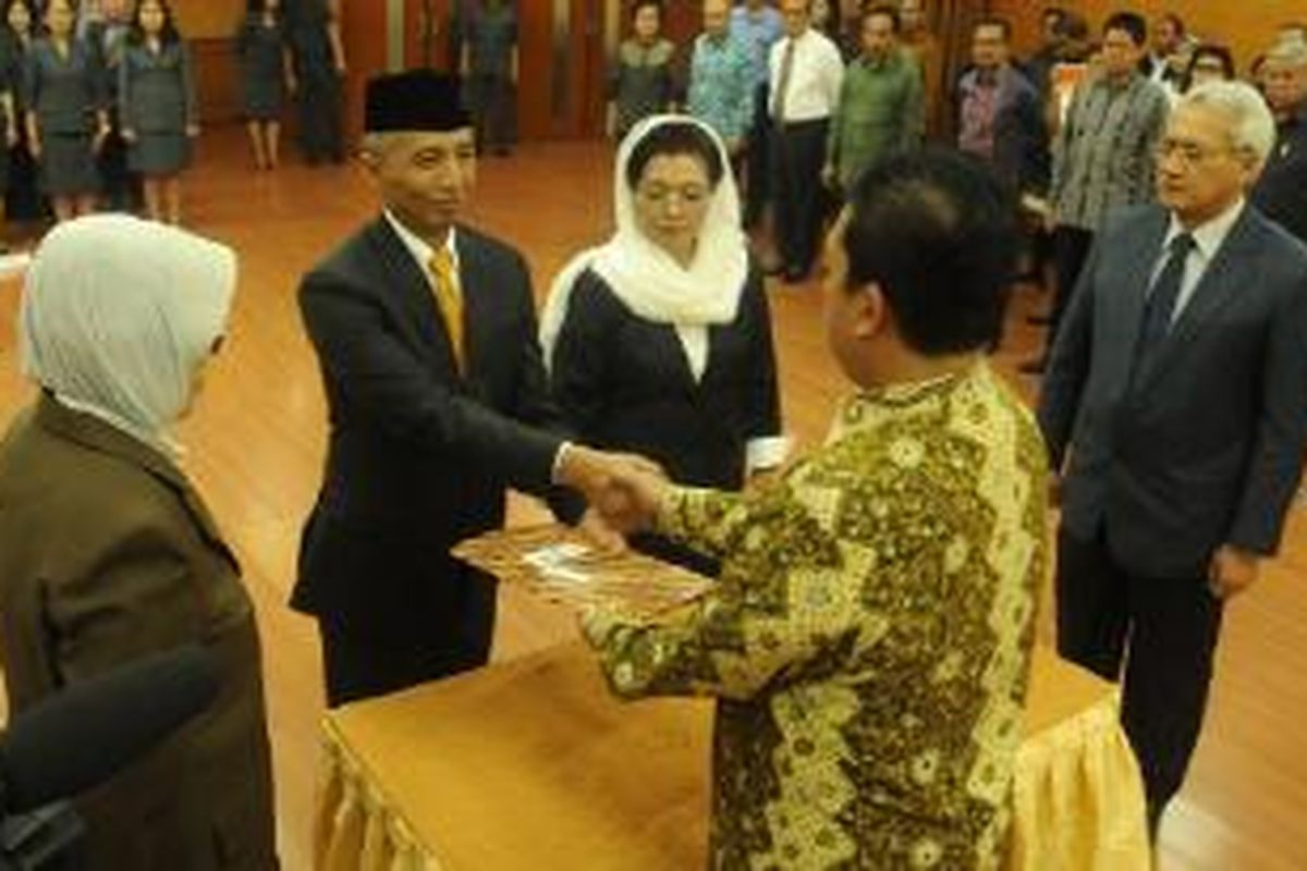 Kepala Badan Nasional Penempatan dan Perlindungan Tenaga Kerja Indonesia (BNP2TKI), Nusron Wahid, melakukan pengambilan sumpah jabatan pada pelantikan pejabat pimpinan tinggi madya di lingkungan BNP2TKI, Senin (2/11/2015). 