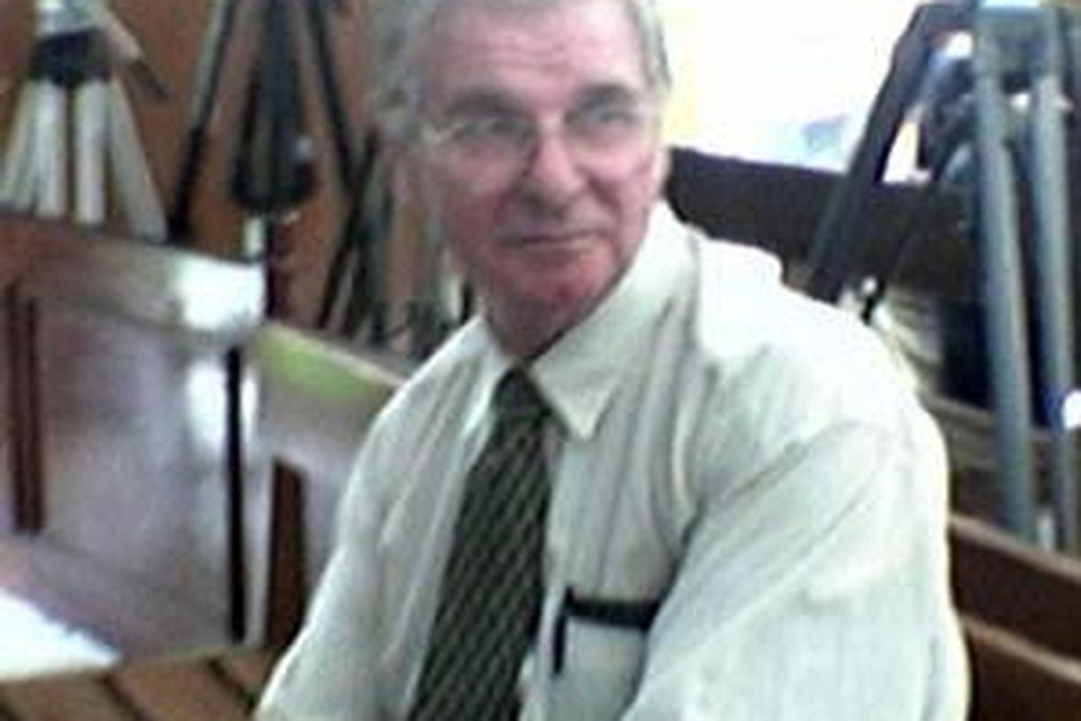 Charles Alfred Barnett, seorang WN Australia yang terancam diekstradisi. Dia adalah buronan polisi Australia sebagai tersangka pencabulan anak berumur 13-16 tahun di Australia Selatan sejak tahun 1977.