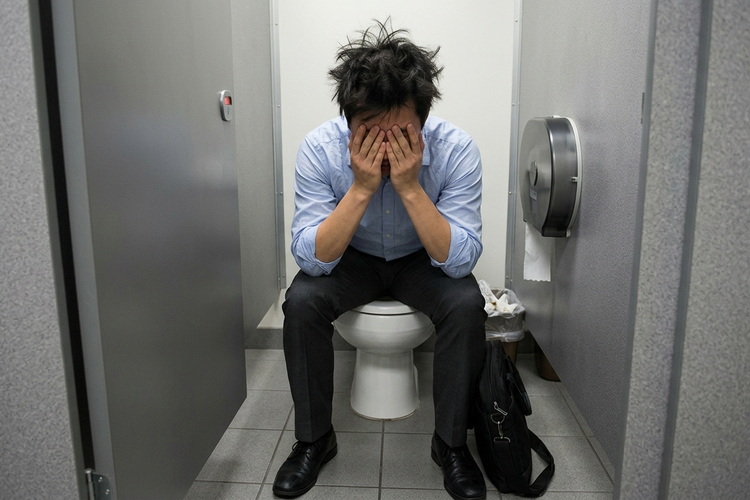 Suka Sembunyi di Toilet Saat Stres? Ini Penjelasan Psikologisnya