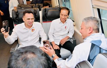 Presiden Joko Widodo saat duduk bersama Raffi Ahmad dan Gading Marten saat mencoba naik Kereta Cepat Jakarta-Bandung, pada Rabu (13/3/2023).