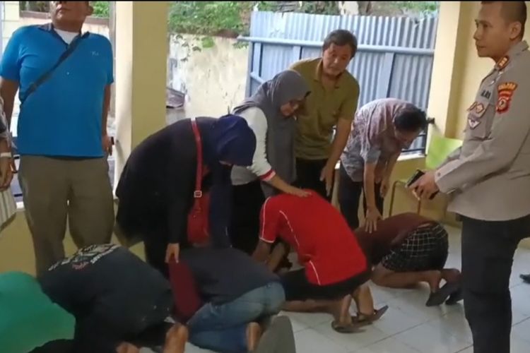 Kapolsek Selatan Timur Polres Cirebon Kota AKP Fiekry Adi Permana memberikan pembinaan di depan remaja yang terlibat tawuran konten di hadapan orang tuanya, Rabu (15/11/2023)