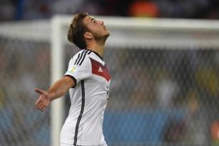 Pemain Jerman Mario Goetze berselebrasi setelah mencetak gol ke gawang Argentina di laga final Piala Dunia di Maracana Stadium, Rio de Janeiro, 13 Juli 2014.