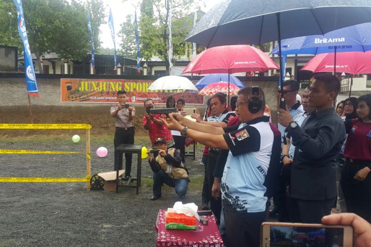 Kapolda Jateng Irjen Condro Kirono mencoba menembak sasaran seusai meresmikan Lapangan Tembak Kahyangan milik Polres Wonogiri, Jumat (23/11/2017).