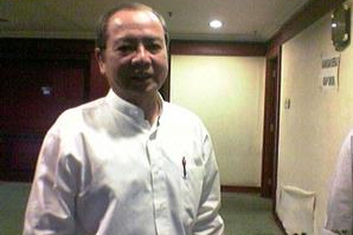 Mantan Gubernur Bank Indonesia, Burhanuddin Abdullah, sebelum bersaksi dalam sidang kasus aliran dana Yayasan Pengembangan Perbankan Indonesia ke DPR.