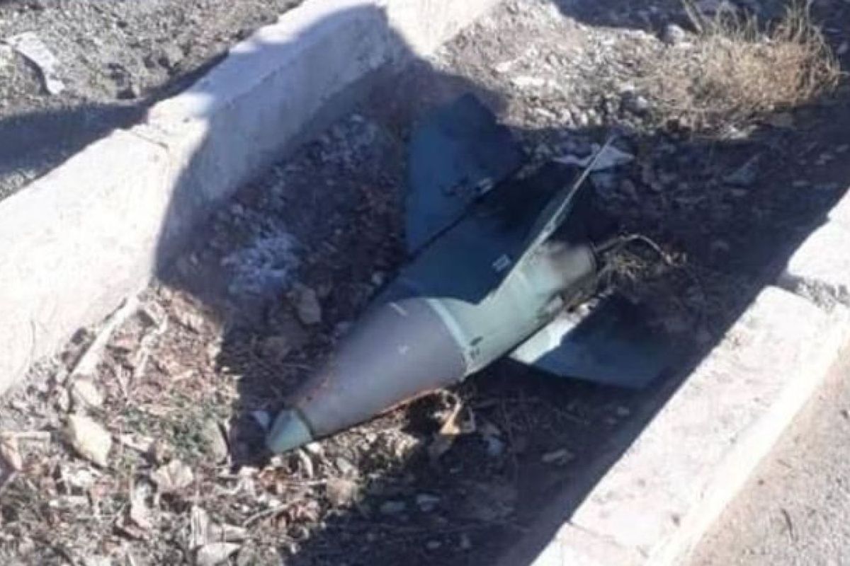 Inilah benda lancip berwarna biru yang diduga merupakan kepala rudal yang menghantam pesawat Ukraina Boeing 737. Pesawat Ukraine International Airlines jatuh setelah lepas landas dari Teheran, Iran, pada Rabu (8/1/2020). Beberapa jam setelah Iran membombardir pangkalan pasukan AS di Irak.