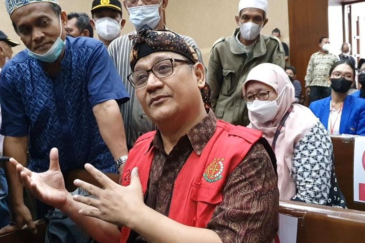 Terdakwa kasus ujaran kebencian Edy Mulyadi sebelum menjalani sidang perdana di Pengadilan Negeri (PN) Jakarta Pusat, Selasa (10/5/2022). 