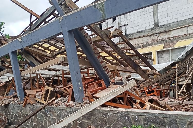 Kepala Sekolah SMP Negeri 1 Cicalengka, Kabupaten Bandung, Toto Suryadi menunjukan bangunan yang ambruk akibat diterjang angin kencang pada Senin (24/10/2022) kemarin. Toto mengatakan, sejak awal bangunan tersebut sudah tidak di fungsikan sebagai ruang KBM namun sudah beralihfungsi menjadi Gudang.