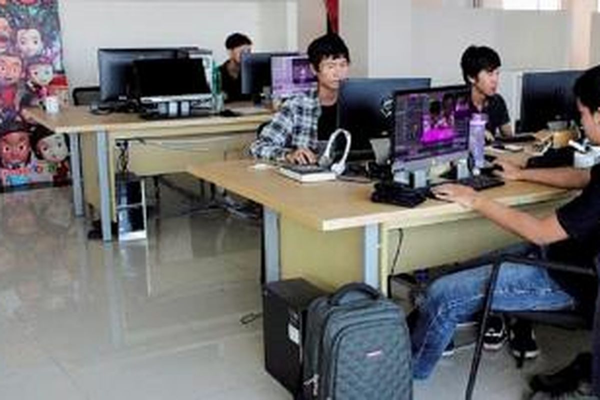 Sejumlah animator dari Studio Animasi Dreamtoon dalam suasana santai dengan interior ruangan yang sederhana sedang bekerja serius, Jumat (12/6/2015), di Gedung Baros Information Technology and Creative (BITC), Kota Cimahi, Jawa Barat.