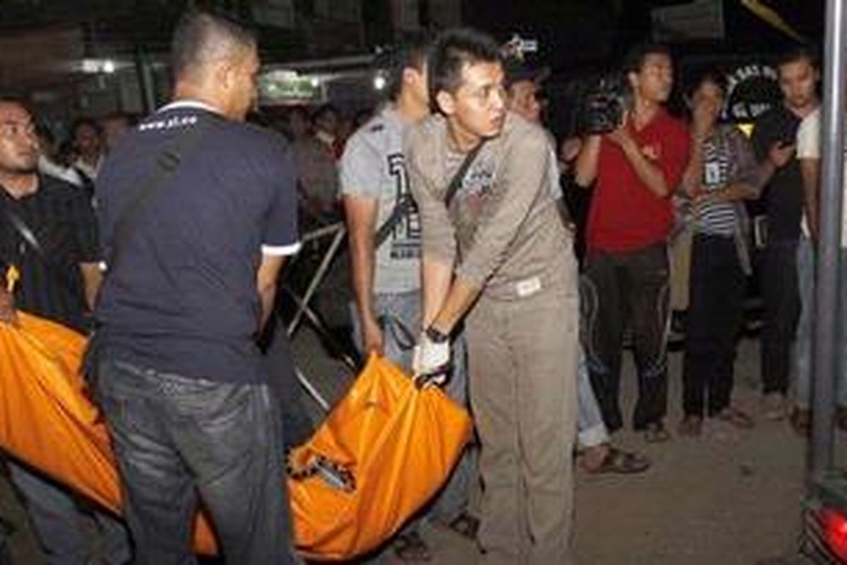 Polisi megangkat jenazah Wagino (38) yang tewas ditembak orang tak dikenal di depan Istana Boneka Jalan T Iskandar, Kecamatan Ulee Kareng, Banda Aceh, Sabtu (31/2/2011) malam. Pada malam yang sama juga terjadi penembakan, tiga pekerja kabel telekomunikasi tewas dan tujuh orang luka-luka setelah diberondong senjata api di Kabupaten Bireuen.  